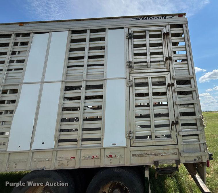 image for item DT3279 1998 Featherlite livestock trailer