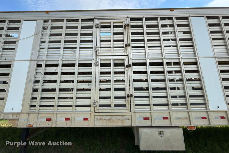 image for item DT3279 1998 Featherlite livestock trailer