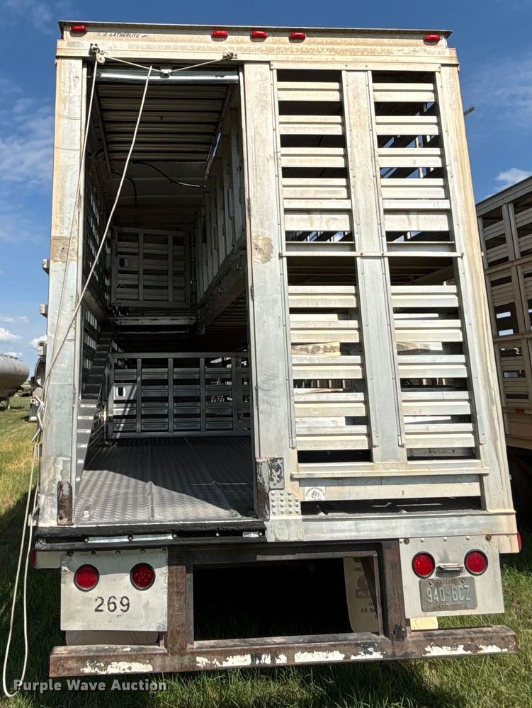 image for item DT3279 1998 Featherlite livestock trailer