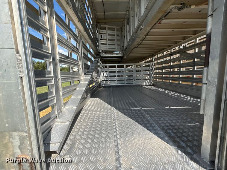 image for item DT3279 1998 Featherlite livestock trailer