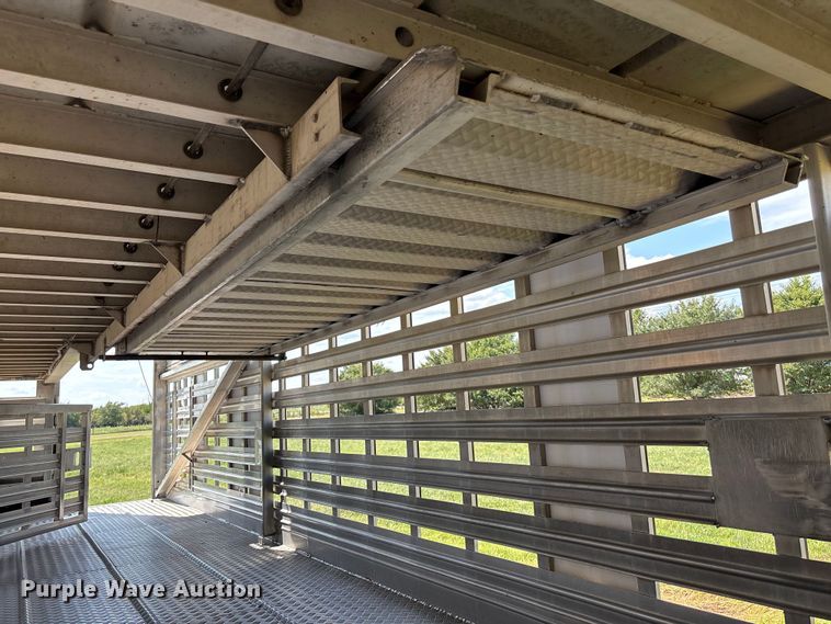 image for item DT3279 1998 Featherlite livestock trailer