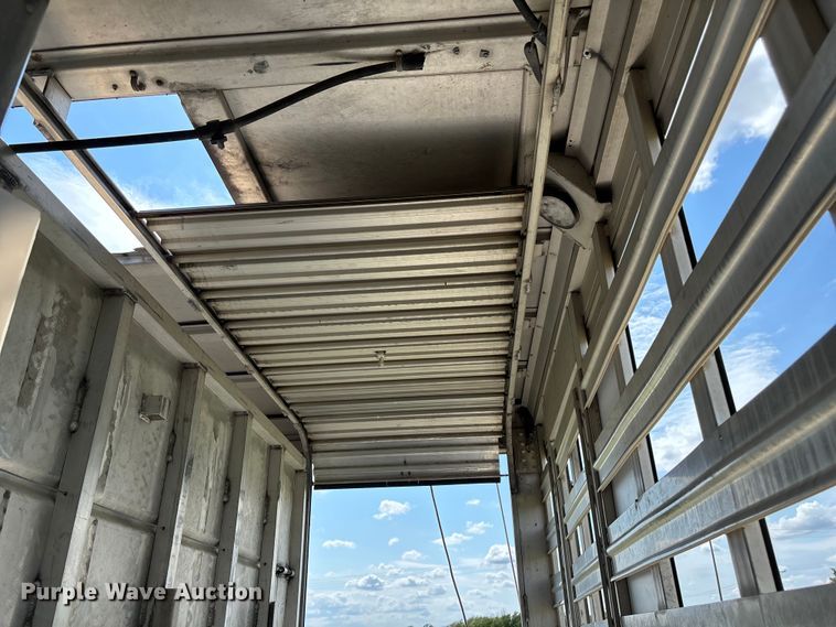 image for item DT3279 1998 Featherlite livestock trailer