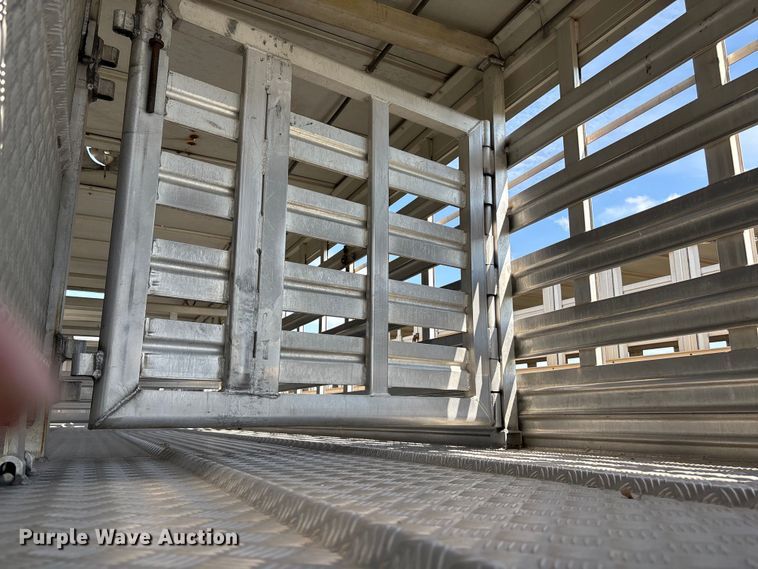 image for item DT3279 1998 Featherlite livestock trailer