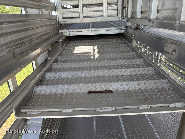 image for item DT3279 1998 Featherlite livestock trailer