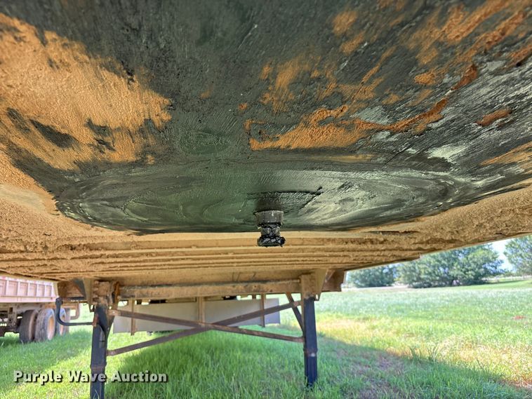 image for item DT3279 1998 Featherlite livestock trailer