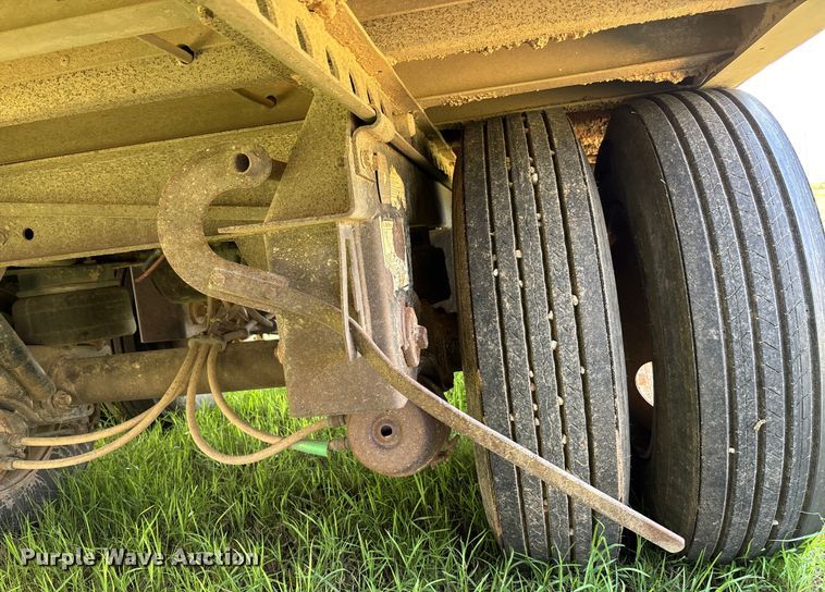 image for item DT3279 1998 Featherlite livestock trailer