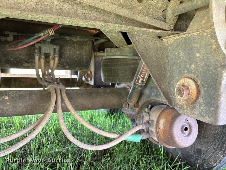 image for item DT3279 1998 Featherlite livestock trailer