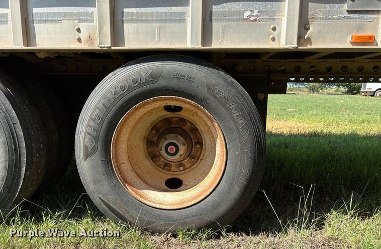 image for item DT3279 1998 Featherlite livestock trailer
