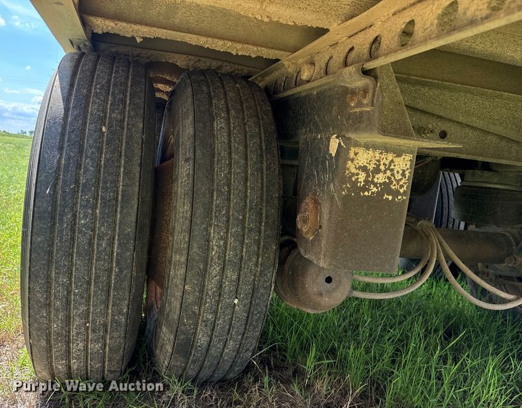 image for item DT3279 1998 Featherlite livestock trailer