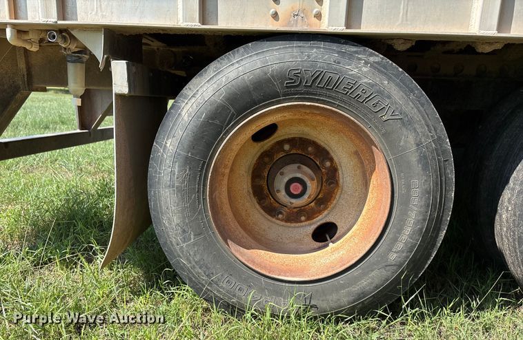 image for item DT3279 1998 Featherlite livestock trailer