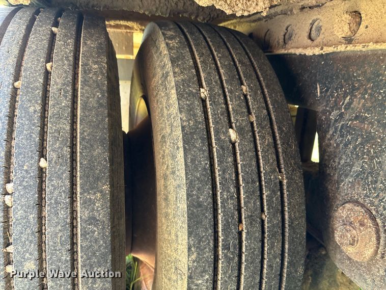 image for item DT3279 1998 Featherlite livestock trailer