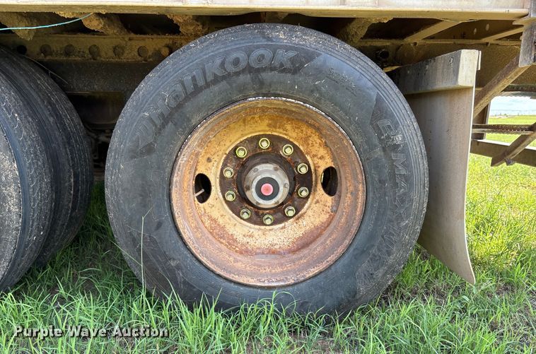 image for item DT3279 1998 Featherlite livestock trailer