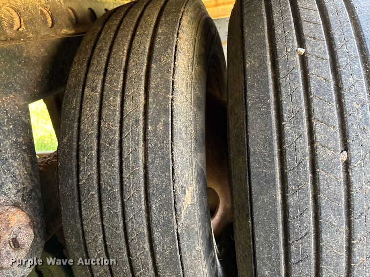 image for item DT3279 1998 Featherlite livestock trailer