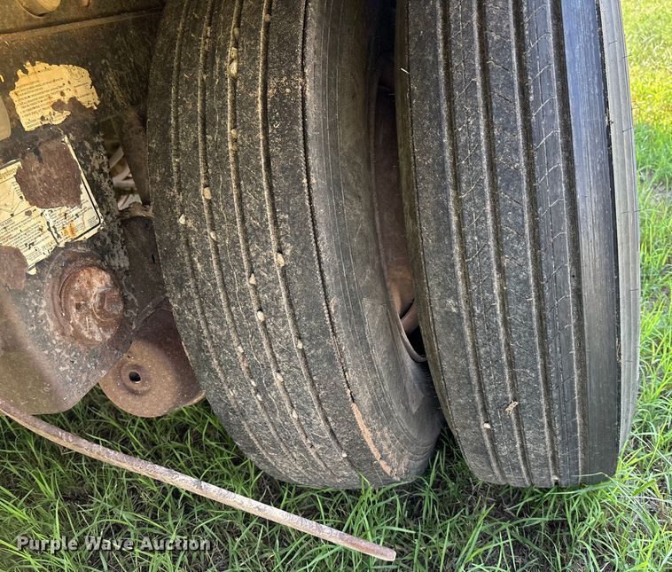 image for item DT3279 1998 Featherlite livestock trailer