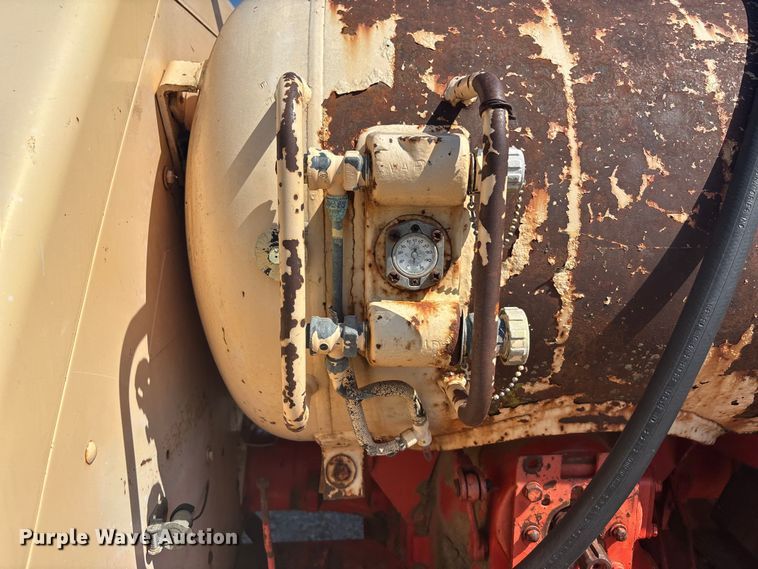 image for item DT3291 Case 930 Comfort King tractor