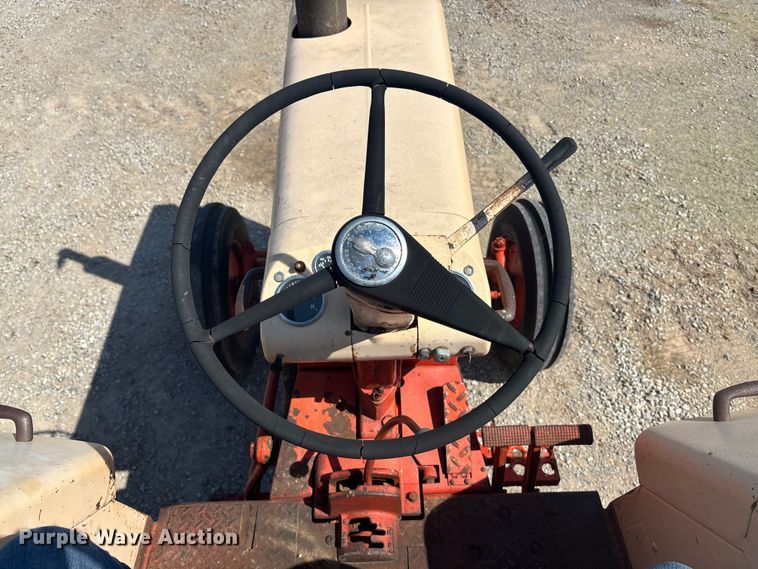 image for item DT3291 Case 930 Comfort King tractor