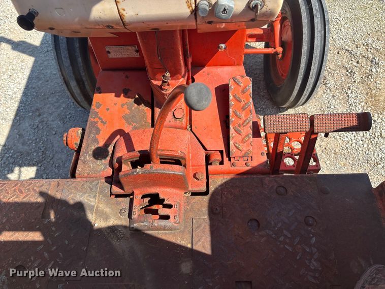 image for item DT3291 Case 930 Comfort King tractor