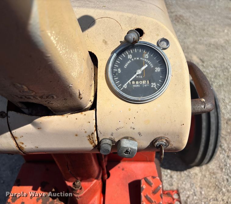 image for item DT3291 Case 930 Comfort King tractor