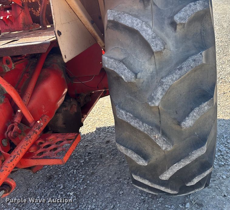 image for item DT3291 Case 930 Comfort King tractor