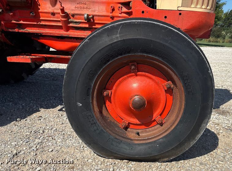 image for item DT3291 Case 930 Comfort King tractor