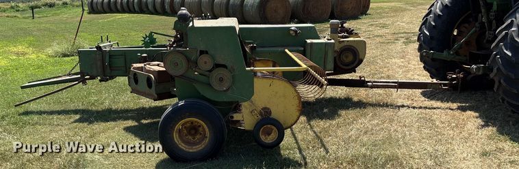image for item DT3351 John Deere 346 small square baler