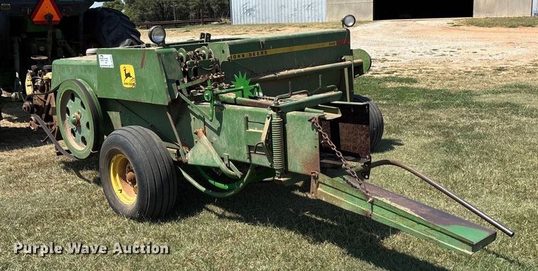 image for item DT3351 John Deere 346 small square baler