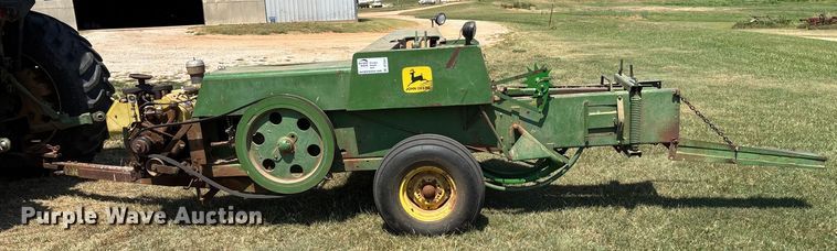 image for item DT3351 John Deere 346 small square baler