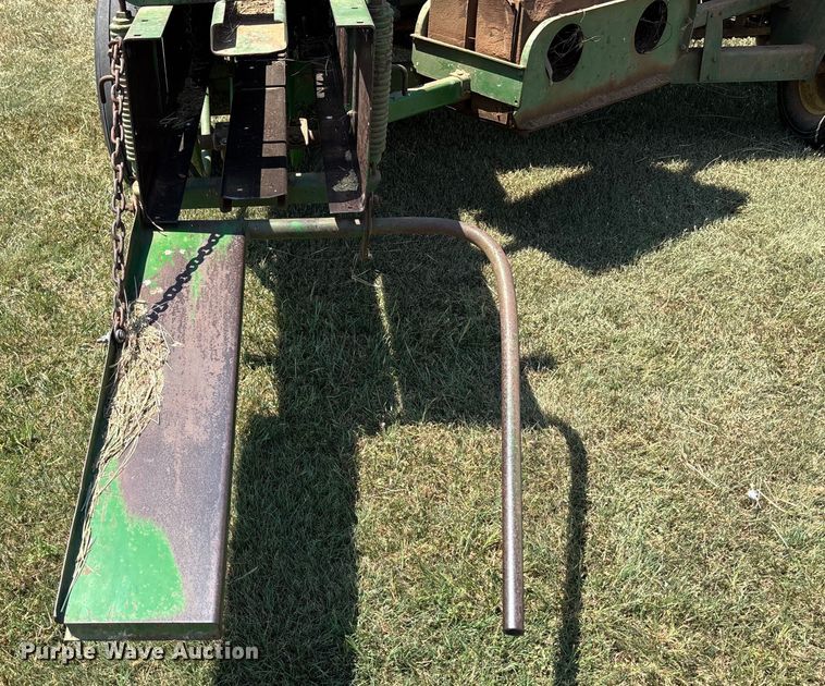 image for item DT3351 John Deere 346 small square baler