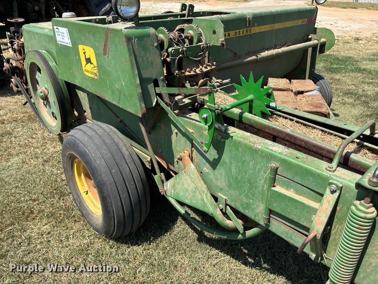 image for item DT3351 John Deere 346 small square baler
