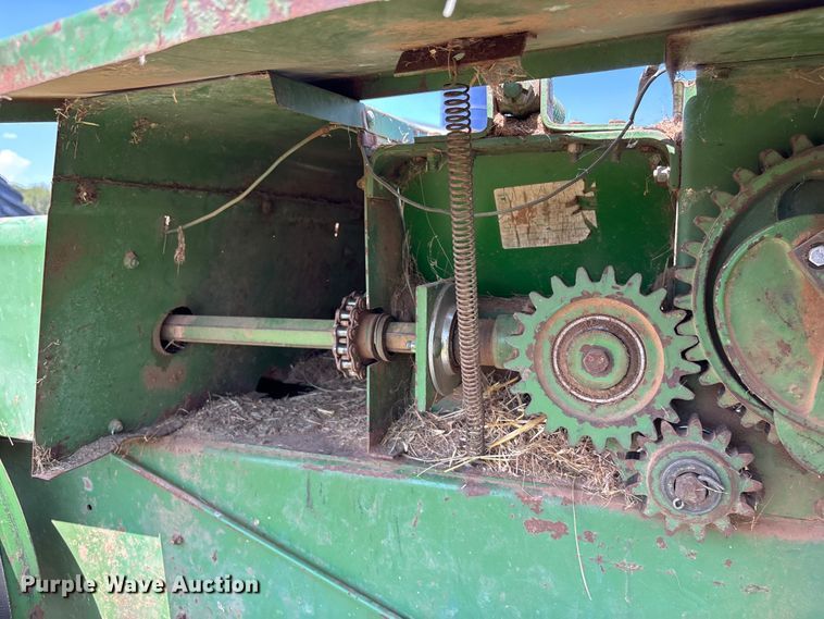 image for item DT3351 John Deere 346 small square baler