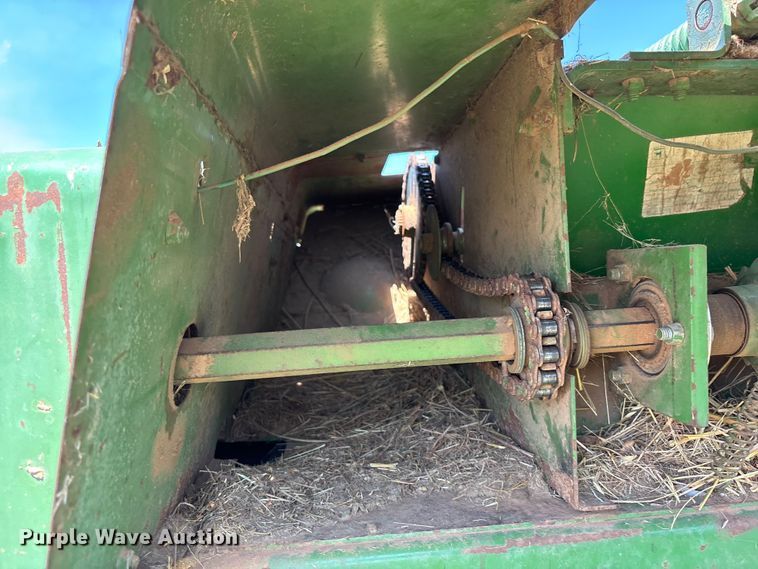image for item DT3351 John Deere 346 small square baler