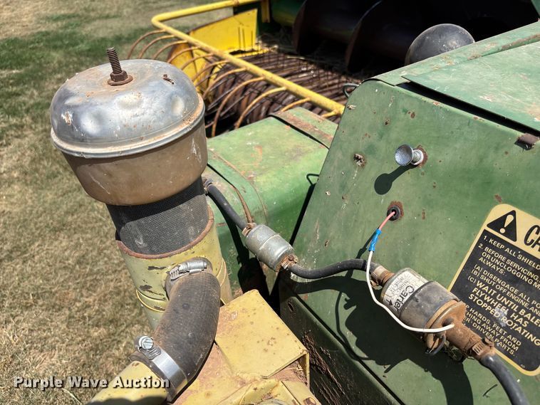 image for item DT3351 John Deere 346 small square baler