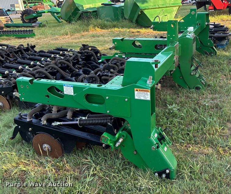 image for item DT3359  BD7600 grain drill center section