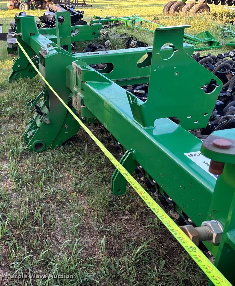 image for item DT3359  BD7600 grain drill center section