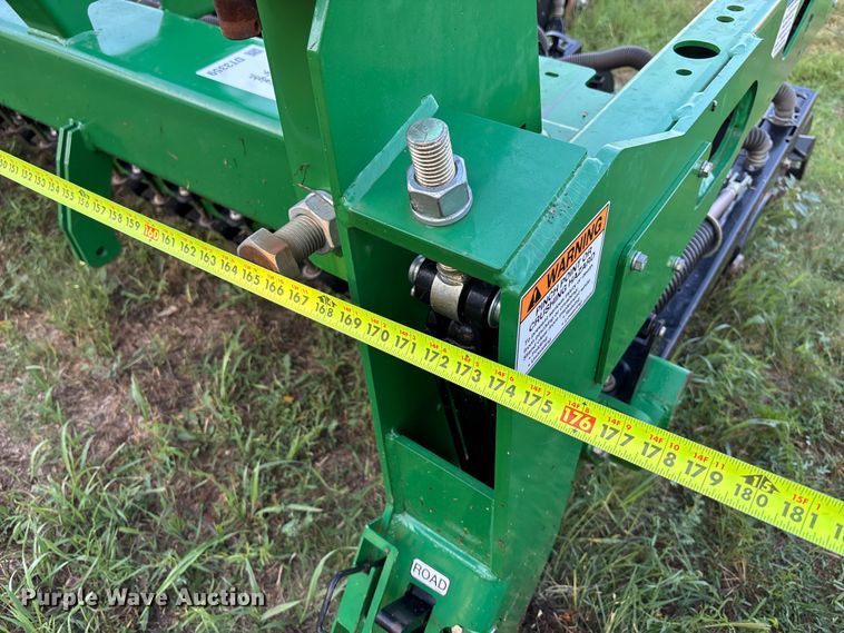 image for item DT3359  BD7600 grain drill center section