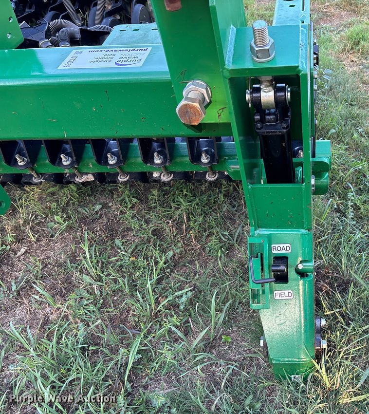 image for item DT3359  BD7600 grain drill center section