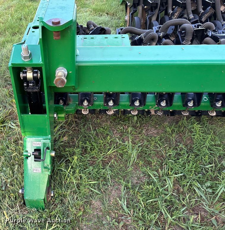 image for item DT3359  BD7600 grain drill center section