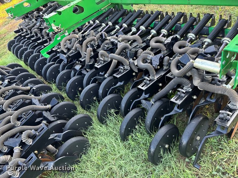 image for item DT3359  BD7600 grain drill center section