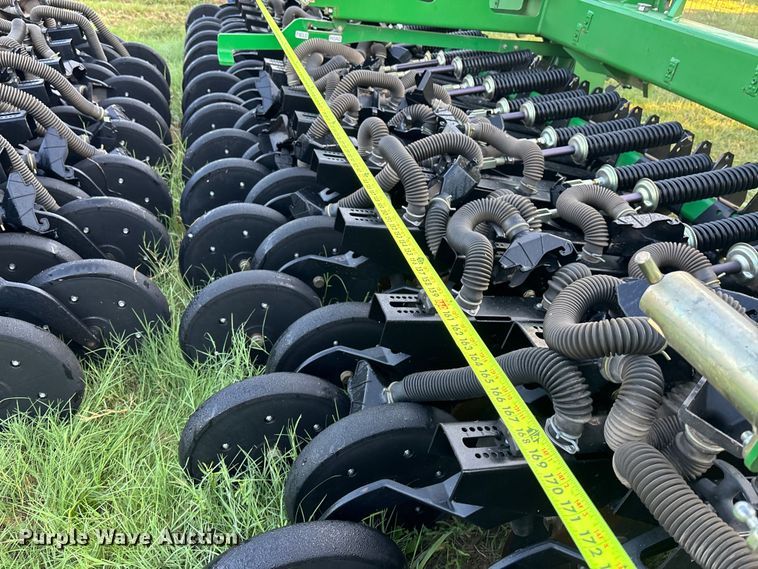 image for item DT3359  BD7600 grain drill center section