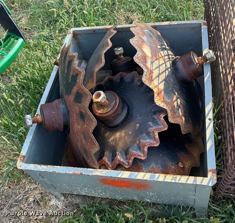 image for item DT3370 Approximately 15 tillage disks 