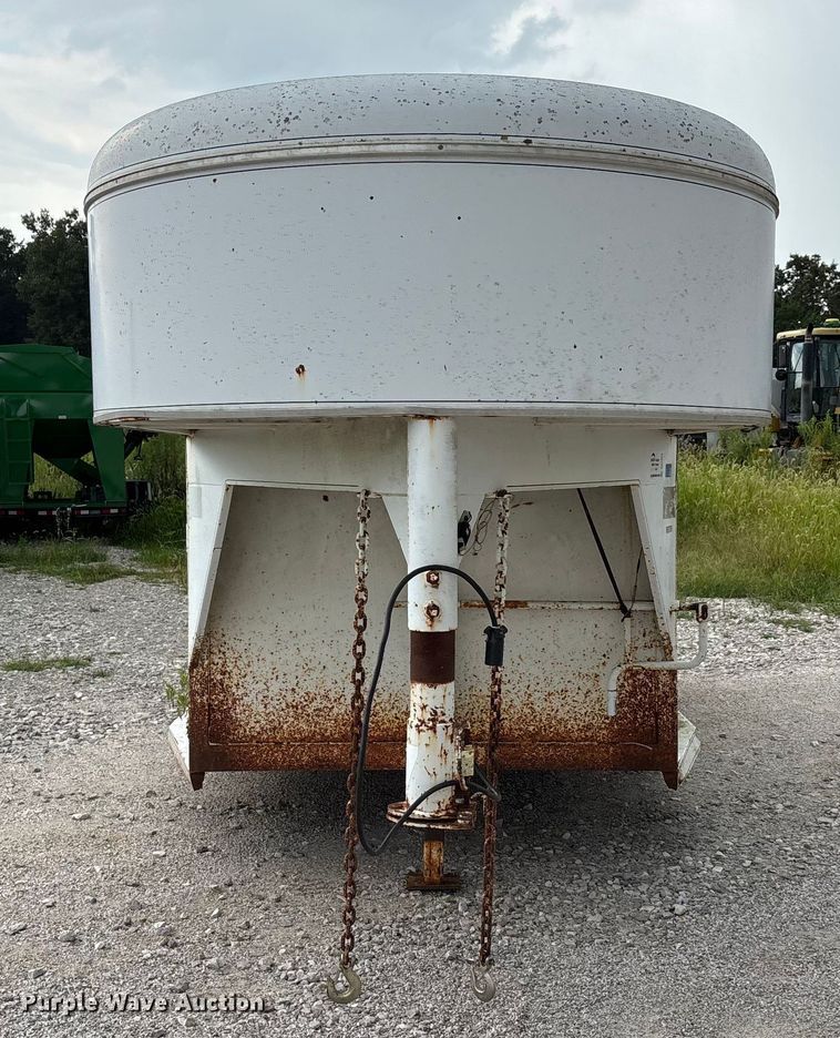 image for item DU1255 2006 HMDE livestock trailer