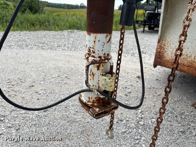 image for item DU1255 2006 HMDE livestock trailer