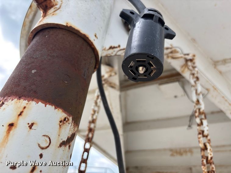 image for item DU1255 2006 HMDE livestock trailer