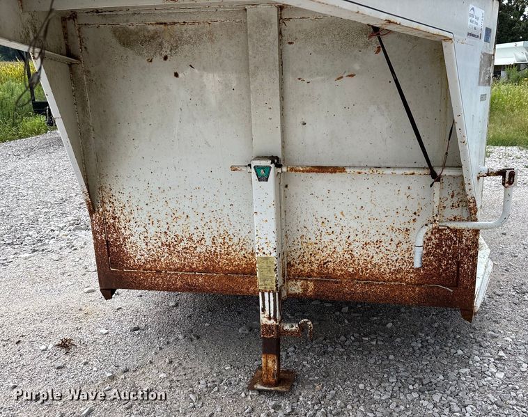 image for item DU1255 2006 HMDE livestock trailer