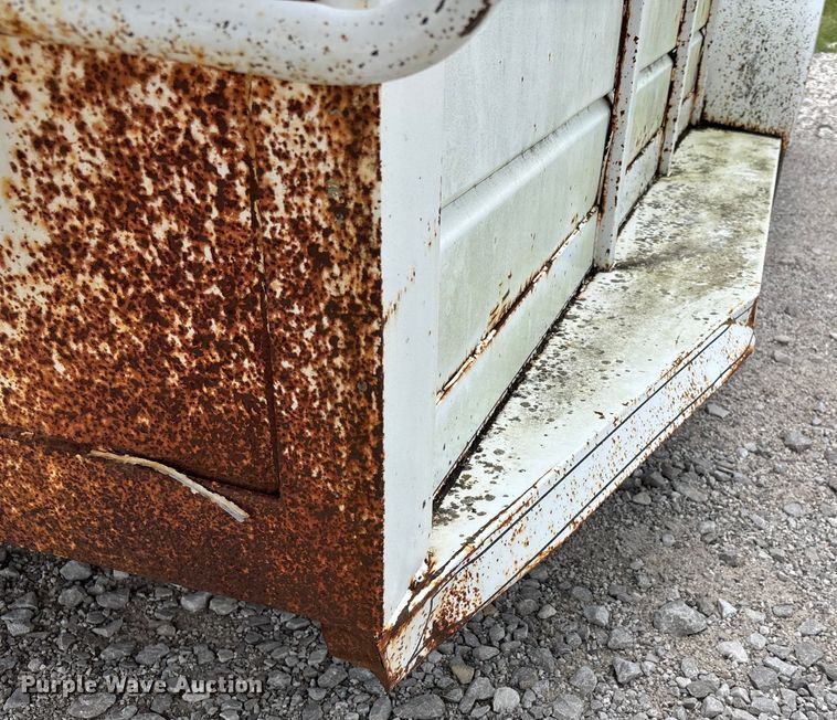 image for item DU1255 2006 HMDE livestock trailer