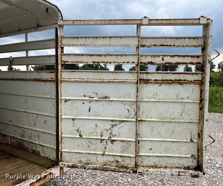 image for item DU1255 2006 HMDE livestock trailer