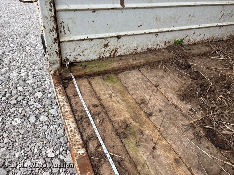 image for item DU1255 2006 HMDE livestock trailer