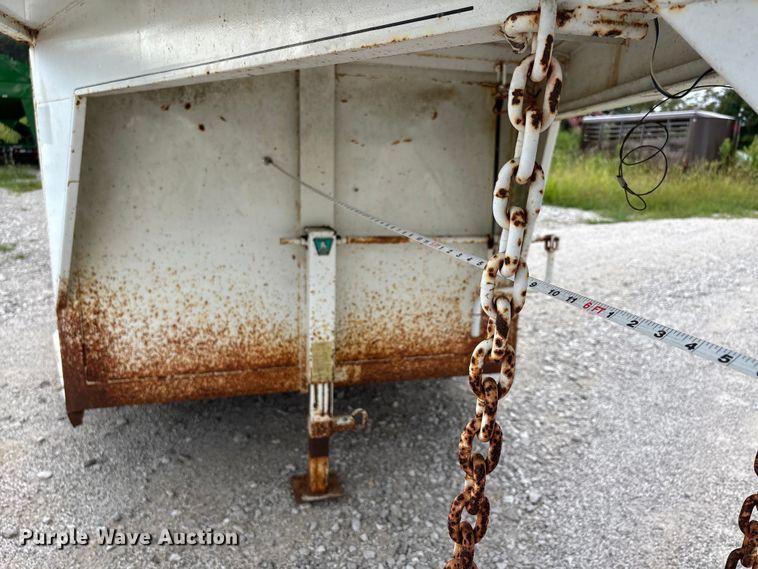 image for item DU1255 2006 HMDE livestock trailer