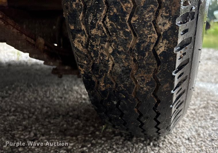 image for item DU1255 2006 HMDE livestock trailer