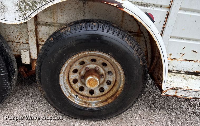 image for item DU1255 2006 HMDE livestock trailer